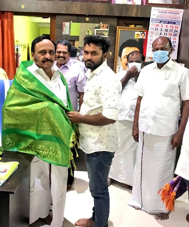 ajaiprasanth11's tweet photo. 2022 ஆம் ஆண்டு ஆங்கில புத்தாண்டு தினத்தையை முன்னிட்டு என் பாசமிகு அண்ணன் சேலம் கிழக்கு மாவட்ட பொறுப்பாளர் @SalemSivalingam Ex.mla
அவர்களிடம் வாழ்த்து பெற்ற மகிழ்ச்சியான தருணம்
🖤❤️ https://t.co/IIkXeTzZHo