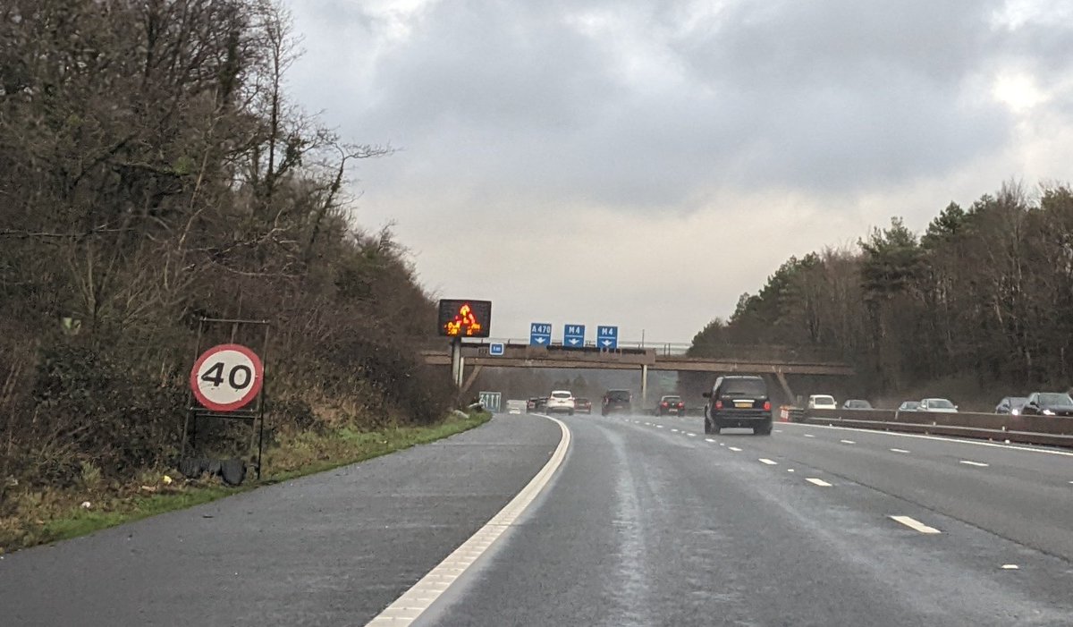 tryrobbo's tweet image. No accident, no roadworks but still 40mph? Seems a bit Draconian, @TheM4Motorway