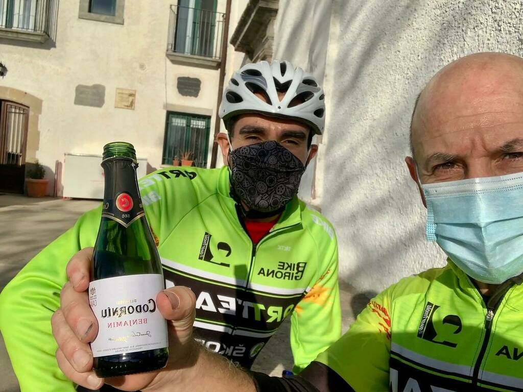 FemaQuart's tweet photo. L’ultima sortideta del any en bici on els nostres compis @albertplanella i @carlesgonz74 no fallen mai! 2022 molt més!! #quartmola #QRT https://t.co/1ZHmsiQS61 https://t.co/0QKnl7a688