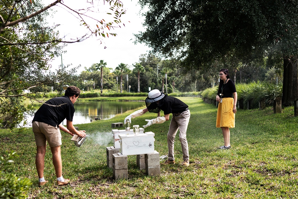 SaintJoeAcademy's tweet photo. Do you have a new years resolution? Maybe to learn something new? Our students have been doing just that this year as they have started a beekeeping club.  What is your resolution for the new year? https://t.co/e6i87ijUOP