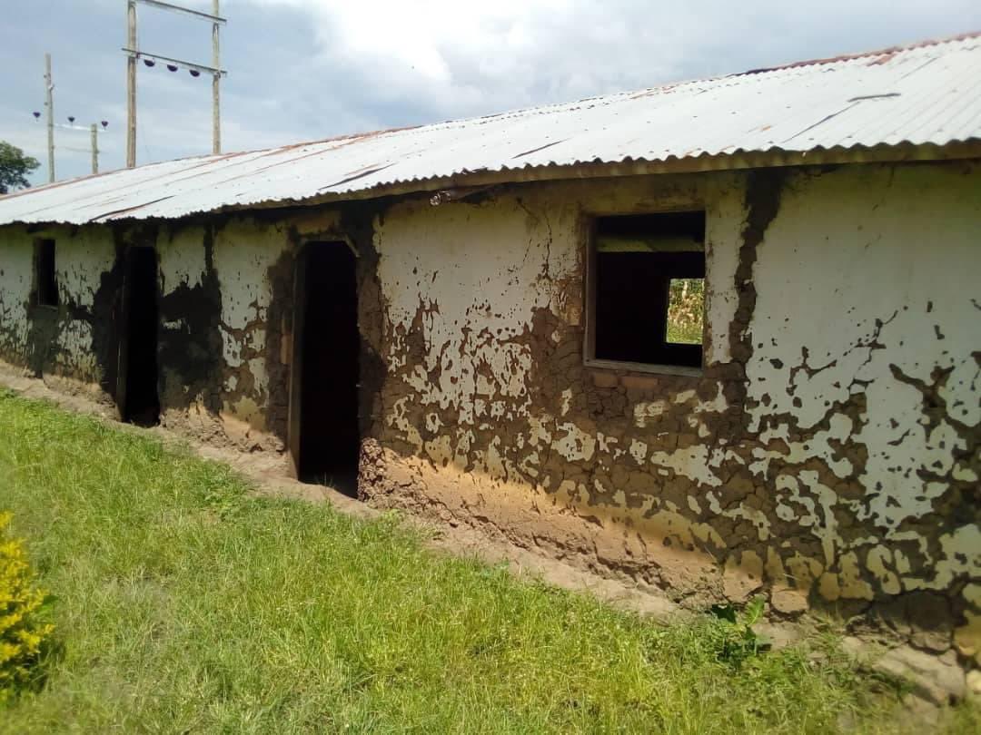 NabaasaInnocent's tweet photo. I am told this is a @GovUganda school in Rukungiri.

Kakindo Primary School found in Bugangari Subcounty - Rujumbura Constituency- Rukungiri District. 

My only concern is whether the pupils here will report for term 1 on 10th January 2022.
Cc @JanetMuseveni 
Courtesy 📸 https://t.co/2n0JDRhOYV
