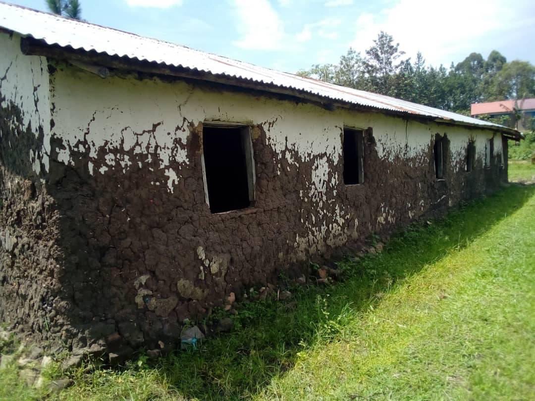 NabaasaInnocent's tweet photo. I am told this is a @GovUganda school in Rukungiri.

Kakindo Primary School found in Bugangari Subcounty - Rujumbura Constituency- Rukungiri District. 

My only concern is whether the pupils here will report for term 1 on 10th January 2022.
Cc @JanetMuseveni 
Courtesy 📸 https://t.co/2n0JDRhOYV