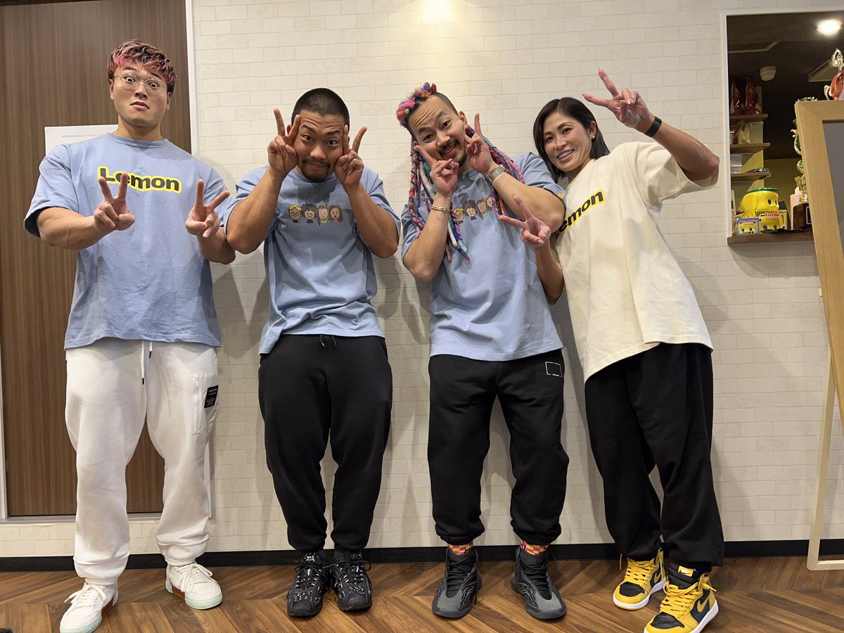 haradaman123's tweet photo. 僕たちが着てるこの服を明日の12時から発売します！
チェックしてもらえると嬉しいです😊 https://t.co/lEzmBSxJ43