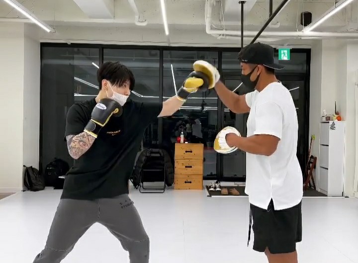 Chloiee_'s tweet photo. Jungkook when he boxing with normal people and when he boxing with Jimin 😆
#namjoon #seokjin #yoongi #hoseok #jimin #taehyung  #jungkook #bts #jikook #kookmin https://t.co/UqJVeLiQYV