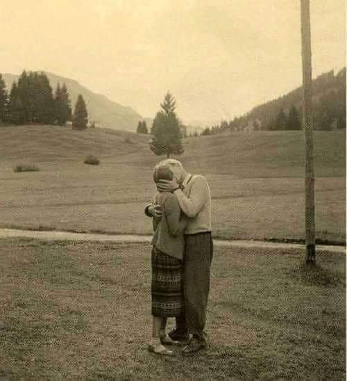 hilmuj's tweet photo. OTROS TIEMPOS ABUELA:
Tu abuelo me propuso matrimonio con un caramelo. No teníamos nada, se arrodillo y me dijo "No tengo nada ahora, solo un caramelo pero si quieres podemos construirlo todo junto
¿Y tú que hiciste abuela?
Abrí el caramelo lo divide en dos y lo comimos.Desde ese https://t.co/T3hHzcocO6