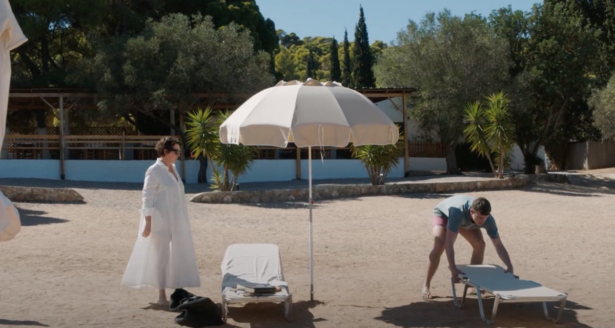 Chloe_McLovin's tweet photo. Maggie Gyllenhaal filme au plus près ses personnages : leur regard, leur sourire, leur peau, leurs larmes. The Lost Daughter capte avec  délicatesse les doutes et les échecs de la parentalité mais surtout, comment arriver à se pardonner soi-même de ne pas être un parent parfait. https://t.co/uENt3U2uey