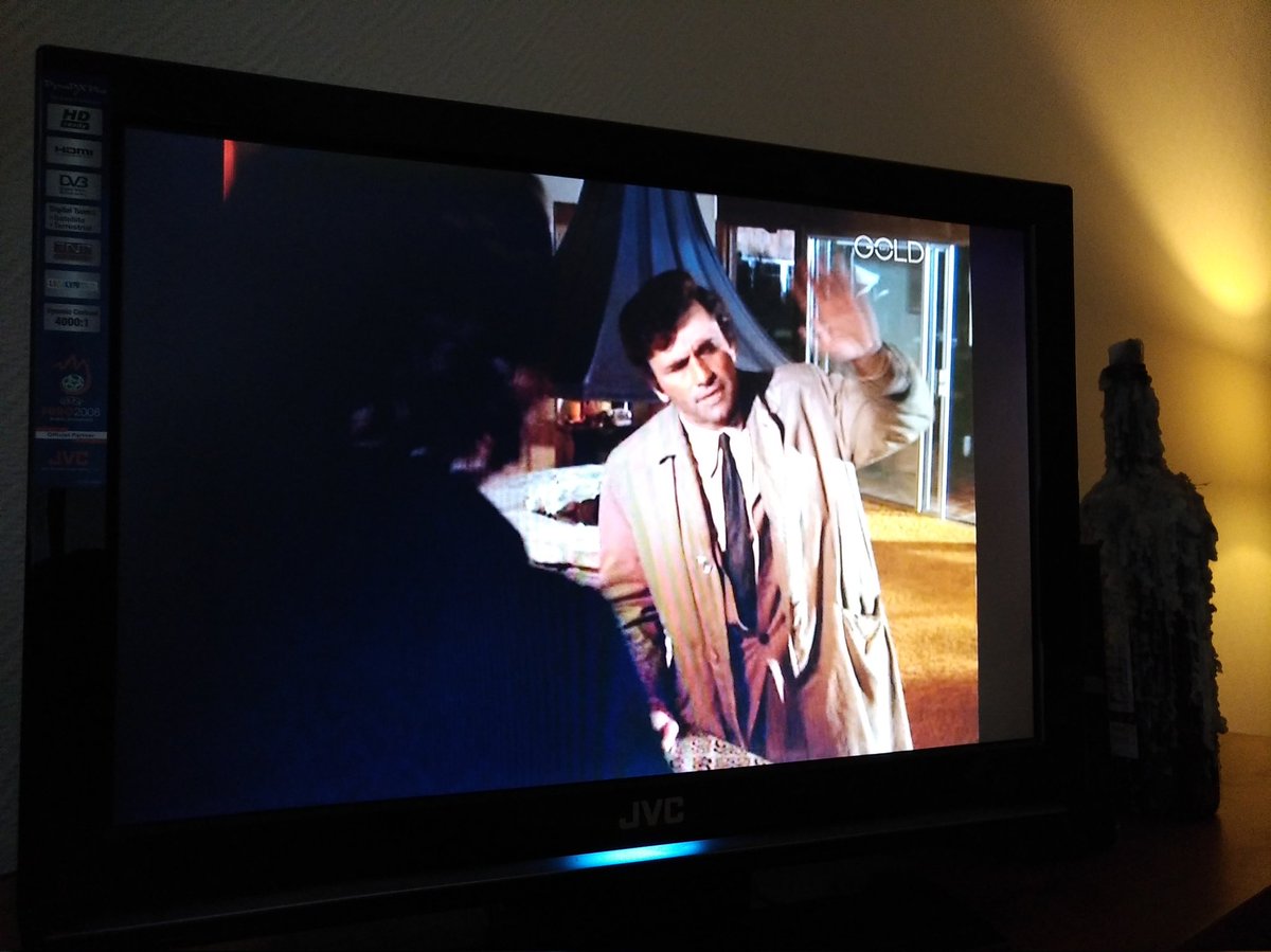 Zufallsfund des Tages: Johnny Cash spielt mit in einer Folge von Columbo, irgendwie passend den gefallenen christlichen Barden mit dunkler Seite (Spoiler: er war der Mörder). War 1973, sagt Google. Schön zu sehen, wenn zwei Geile Typen so zusammenkommen.