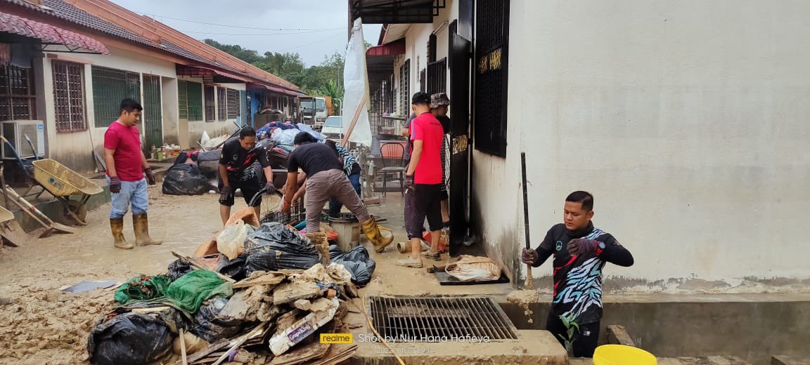 FAMA_N9's tweet photo. 1 Januari 2022 | Sabtu | Pahang Darul Makmur

Seramai 9 orang anggota Misi Sukarelawan Pasca Banjir mewakili kakitangan FAMA Negeri Sembilan ke Negeri Pahang bagi membantu membersihkan rumah kakitangan FAMA Negeri Pahang yang bertugas di Pusat Khidmat Pemasaran FAMA Lanchang https://t.co/uDpRWN7scL