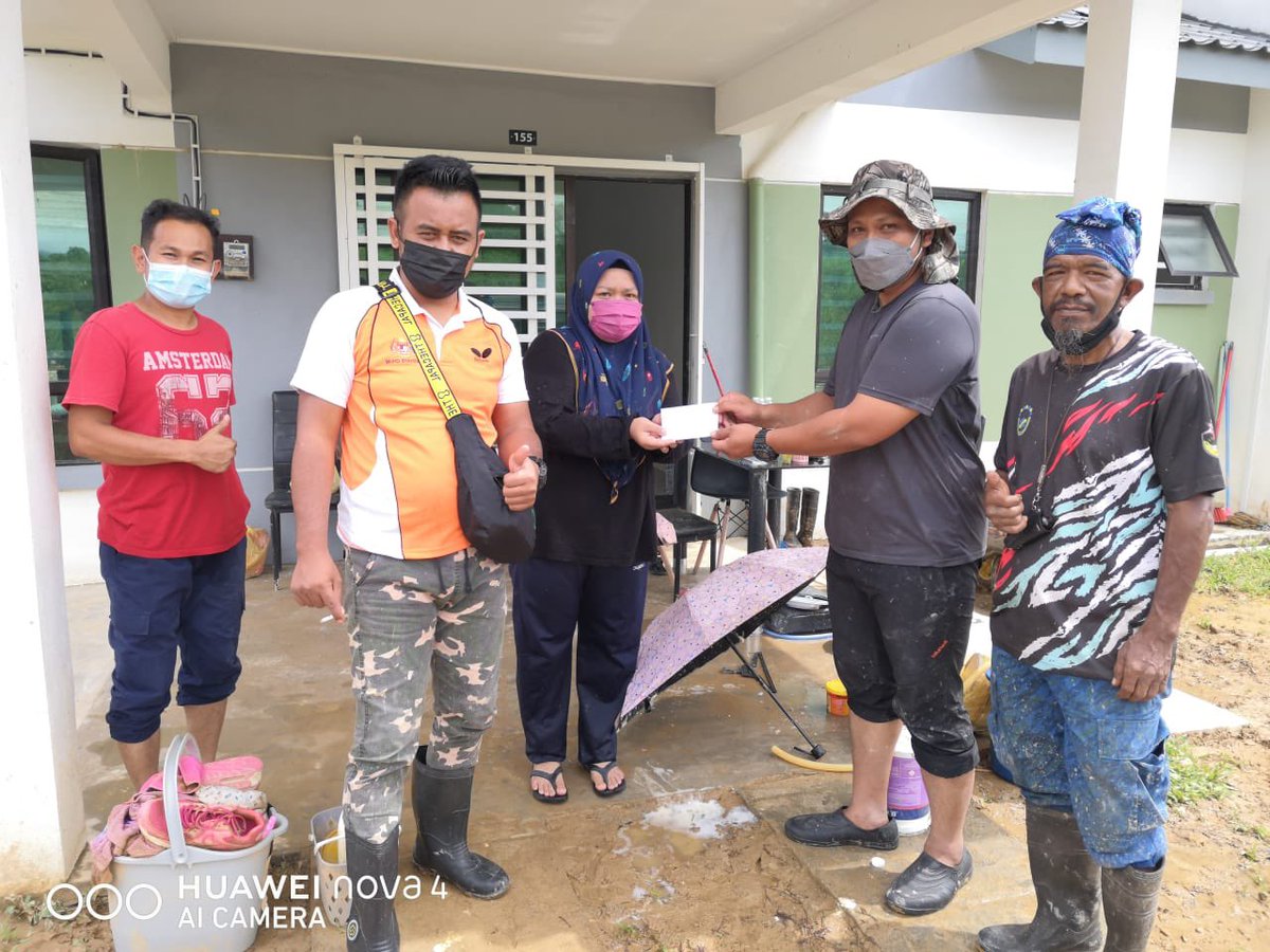 FAMA_N9's tweet photo. 1 Januari 2022 | Sabtu | Pahang Darul Makmur

Seramai 9 orang anggota Misi Sukarelawan Pasca Banjir mewakili kakitangan FAMA Negeri Sembilan ke Negeri Pahang bagi membantu membersihkan rumah kakitangan FAMA Negeri Pahang yang bertugas di Pusat Khidmat Pemasaran FAMA Lanchang https://t.co/uDpRWN7scL
