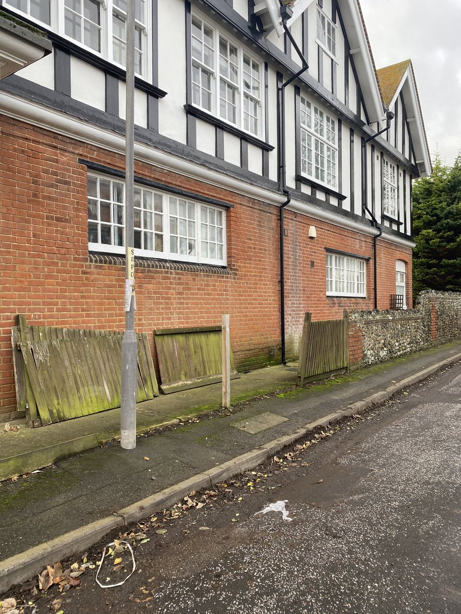 T23TGS's tweet photo. What a nightmare! Welcoming in the #NewYear with @FellReynolds @HazelvineLtd. This is what a property managed by FR looks like….oh, and leaseholders are paying a management fee of almost £5K/year to FR as part of an ever increasing annual service charge! @myhomesurveyor HELP US! https://t.co/vb1AjGLKi1