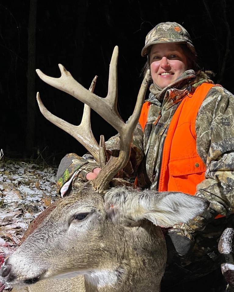 Buck_Chasers's tweet photo. Big congrats to Nicole Cassida on taking this old knarly looking buck. Several more bucks were seen by other hunters and another great buck passed on. Yall stay tuned to see what else we are blessed with this new years hunt. #illinoishunting #midwesthunting #archery #Outdoors https://t.co/FUsJrJ8YEo