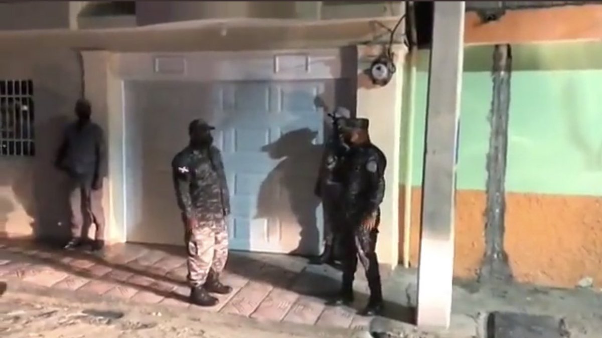 AHORA: fiscalía acompañada de la <a href="/PoliciaRD/">Policía Nacional República Dominicana</a> allanó residencia de Alexis Villalona acusado de agredir a Santa Arias. Los leones son valientes para agredir a una mujer indefensa con siempre son cobardes para enfrentar a las autoridades y consecuencias de sus hechos.
