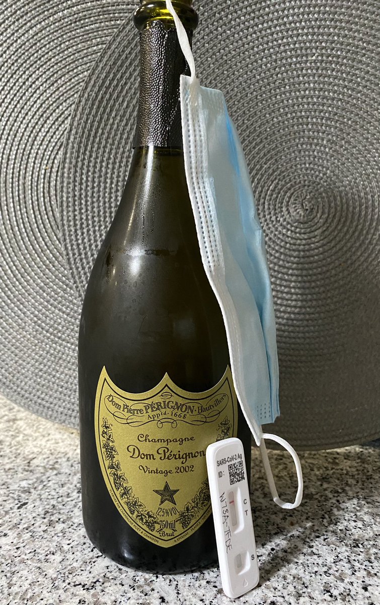 Here’s to 2022. Goodbye London. So many friends, so much food, but never enough bubbles. 🎉🥂🍾 <a href="/EWysong/">Erin Wysong</a> @haneyja @theiconiccafe