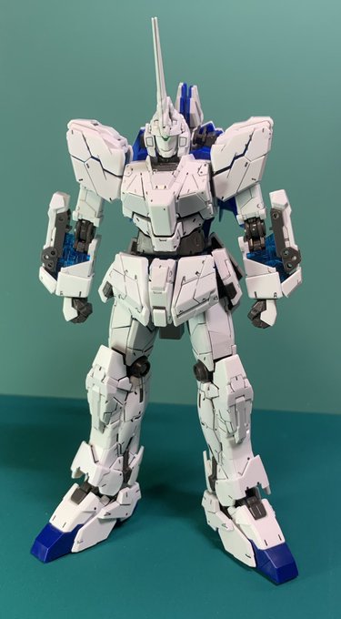RGペルフェク素体ができた。あとは武装だから三ヶ日中にはできそう。やっぱりユニコーンモードはかっこいいな 