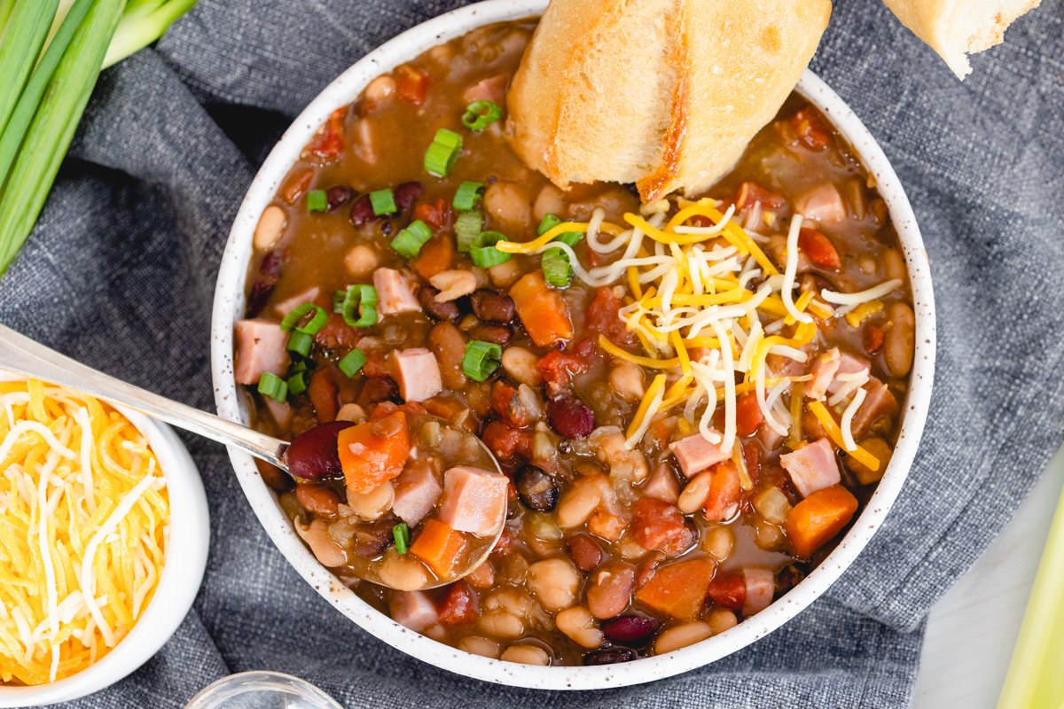devourdinner's tweet image. Easy and Delicious 15 Bean Soup with Ham is a hearty soup recipe loaded with protein and fiber. Enjoy a home cooked soup made in the Instant Pot or Crock Pot devourdinner.com/15-bean-soup/