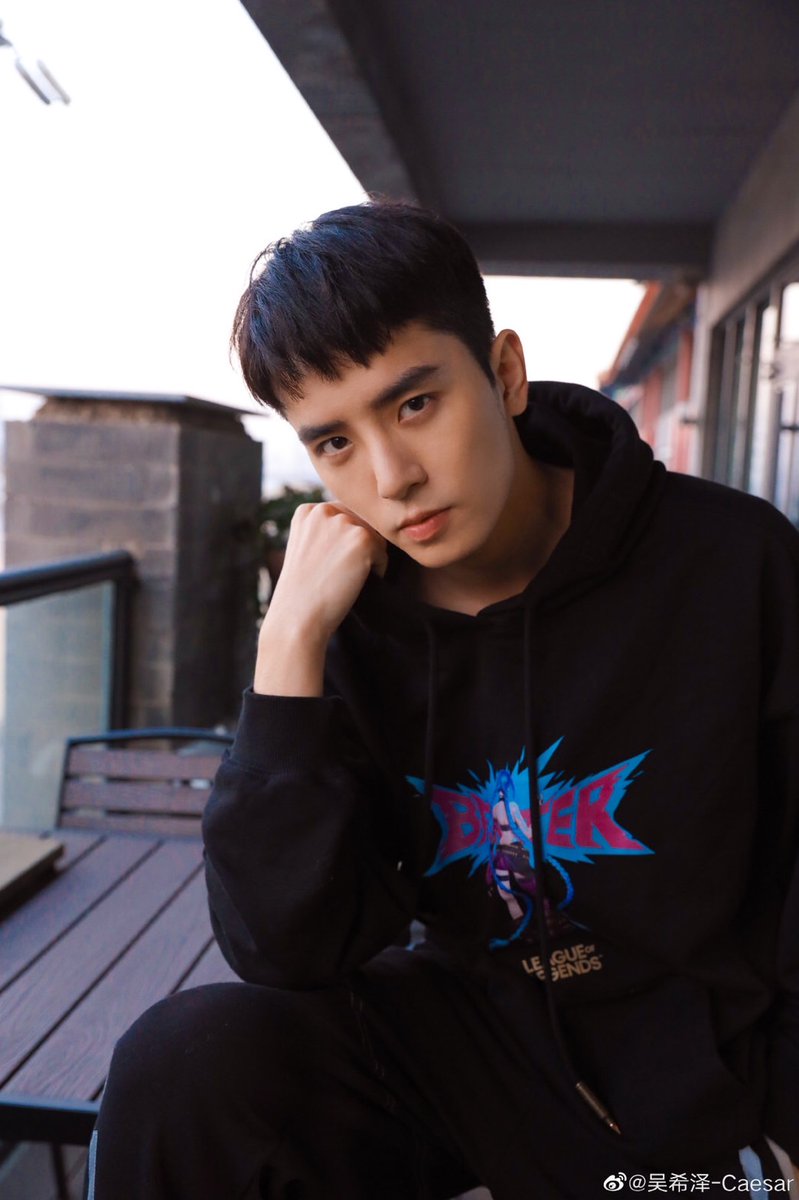 Caesarwu_TH's tweet photo. อาตี๋ซี อัพเดท Weibo "ภาพที่ค้างในคลังตอนสิ้นปี"1/2

#吴希泽 #อู๋ซีเจ๋อ
#wuxize #CaesarWu https://t.co/30xzfRKYcl