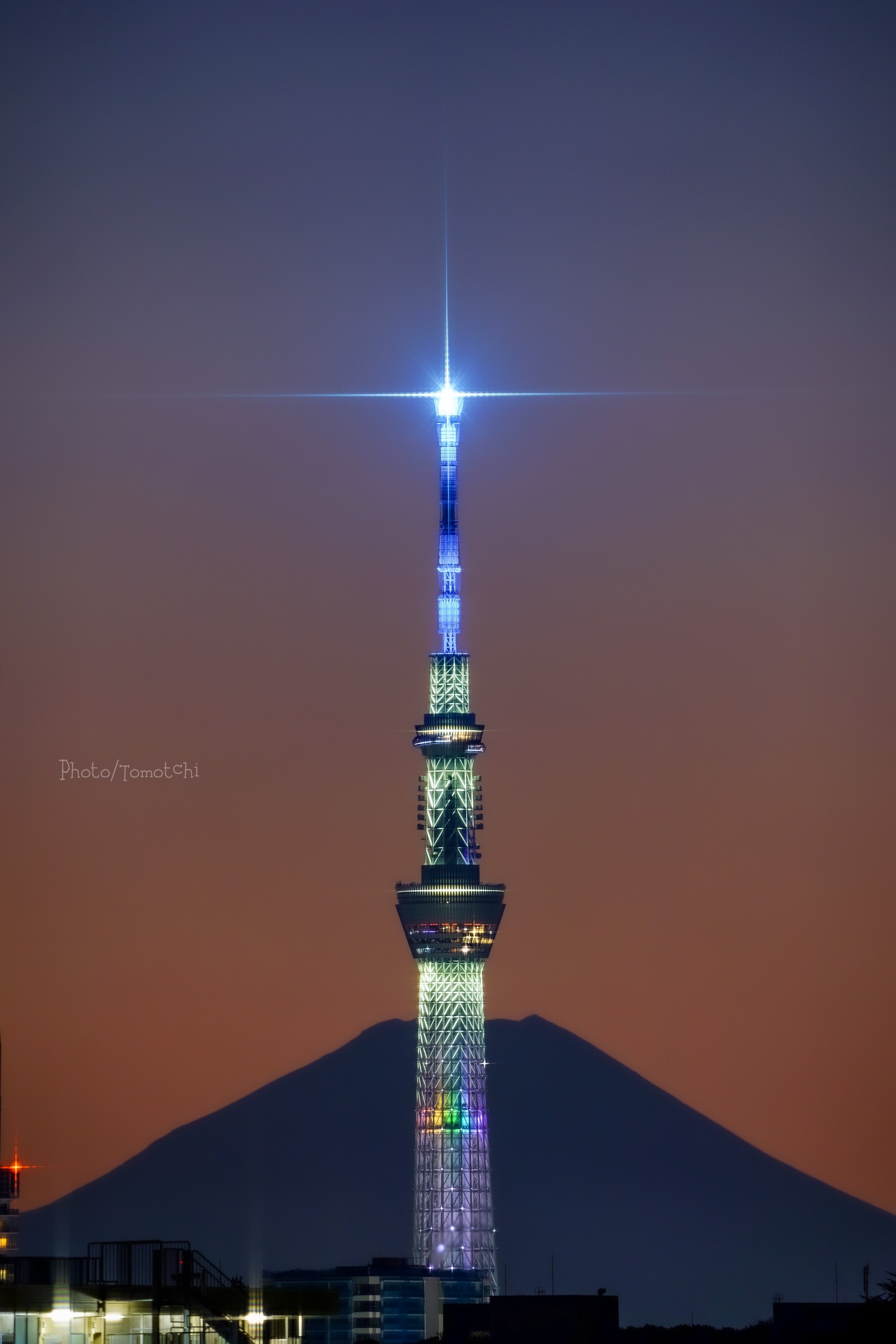 ともっち 22 1 2 東京スカイツリーと富士山 新年特別ライティングが点灯する前の いちばん 富士山がクッキリ綺麗に見えてた時間帯のも一応 あげておきます 東京スカイツリー 富士山 Sony Fe0 600mm T Co Gltjpkzp5g Twitter