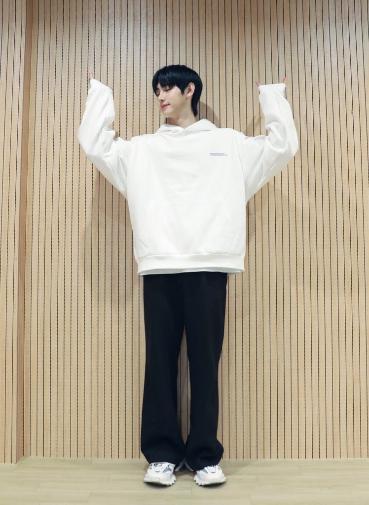 hourly sunghoon tweet media