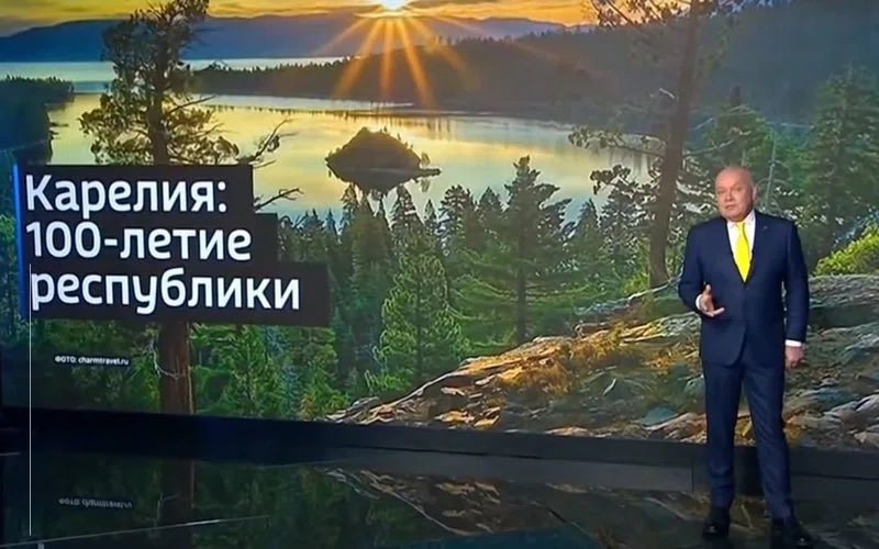 VS_Oblomov's tweet image. Дмитрий Киселев презентовал сюжет, рассказывая о красотах Карелии на фоне огромного изображения американского озера Тахо.