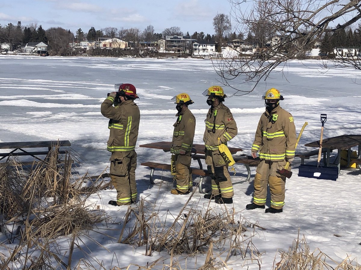 KtownFire's tweet image. Looks can be deceiving! These photos were taken 24 hours apart. Just because it’s ice covered, doesn’t mean it’s safe. Local conditions and the type of water body will affect the ice strength. Don’t put yourself and our👩‍🚒‘s at risk. Stay safe and please share #ygk!