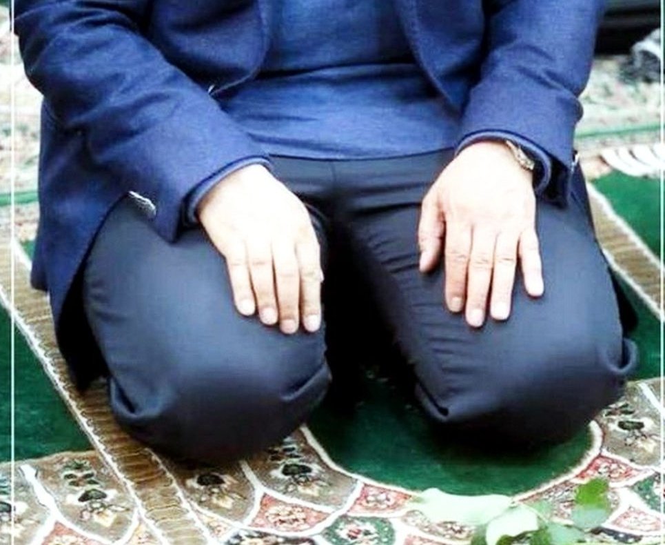 AqaMojtaba118's tweet photo. بعد از آن شبِ لعنتی،ما هیچوقت آن آدمهای سابق نشدیم دنیا هم دیگر آن دنیای سابق نشد...
رفیقی چقدر خوب میگفت:
می‌گفت تکذیبیه آن خبر میتوانست شیرینترین تکذیبیه دنیاباشد...
امانشدکه نشد...
دلتنگی‌هایمان پابرجاست؛ و بغض‌هایمان بیشتر از ۲ سال قبل...
#فرمانده 
#Hero
😭😭😭
@soleimany_ir https://t.co/iMxEAVQT29