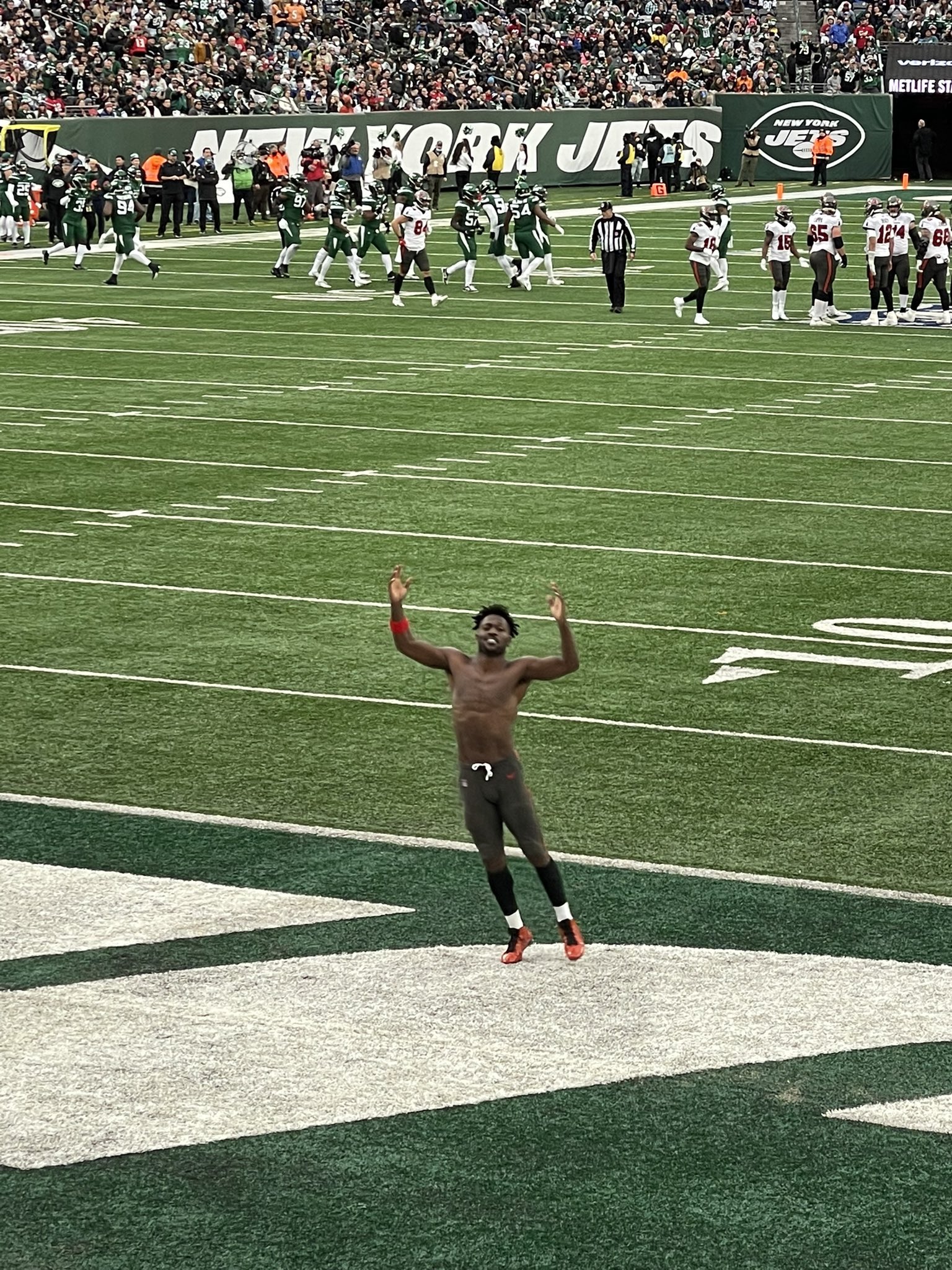 Jared Silverman on X: 'I seriously thought this was a fan on the field.  Nope…just AB. Antonio Brown gonna Antonio! #jets #Bucs   / X