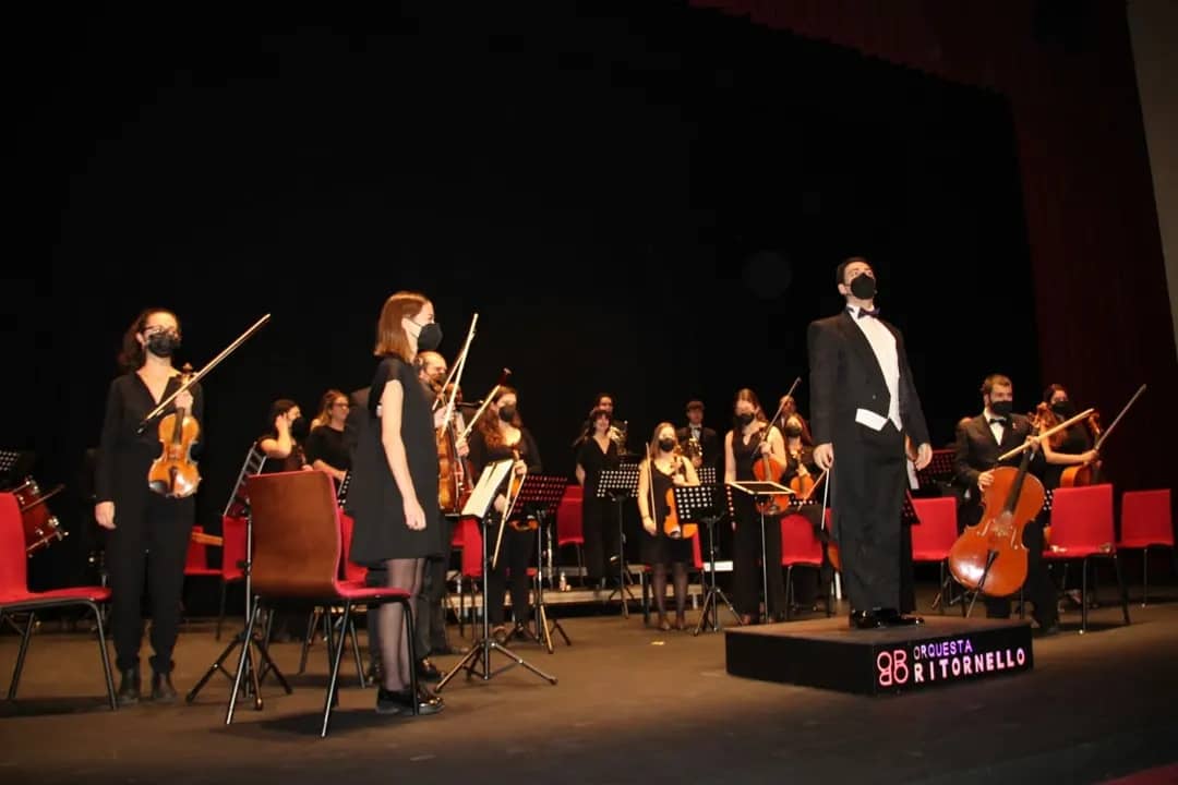 Arganda_Ayto's tweet photo. La @ORitornello ha ofrecido esta tarde en el Auditorio Montserrat Caballé su ya tradicional Concierto Extraordinario de Año Nuevo,  inspirado en la cita musical que se celebra en Viena, bajo el título “Los colores del vals”, #Arganda #NavidadenArganda
https://t.co/kYvRf47gYF https://t.co/kkcEaqwfRl
