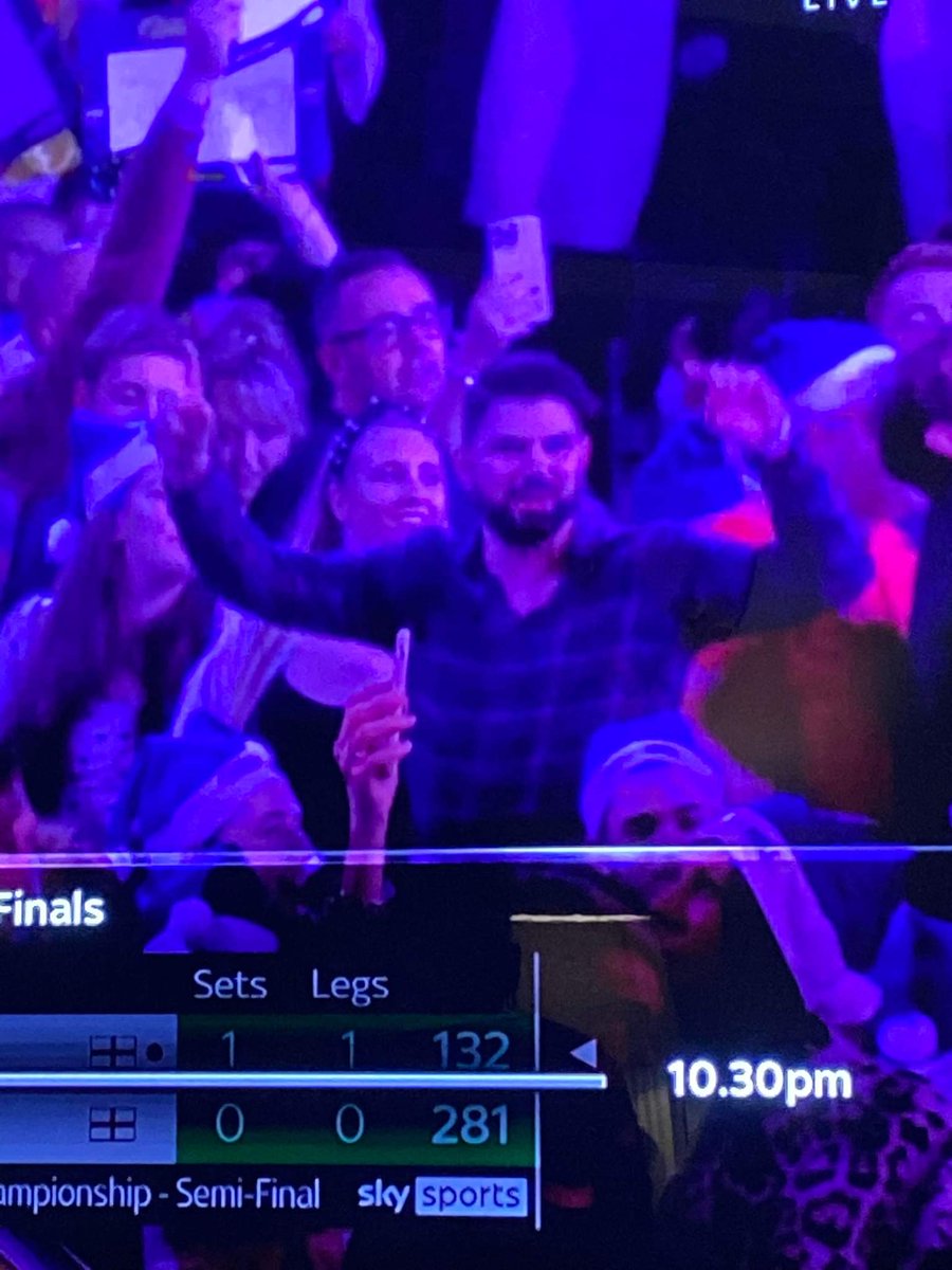 When you go to the darts with the lads vs when you take you're Lady friend <a href="/the_pieface/">Jack 'Pie' McDermott</a> #PDCWorldChampionship #twich #PDC #Dartsworldchampionship #WorldDartsChampionships