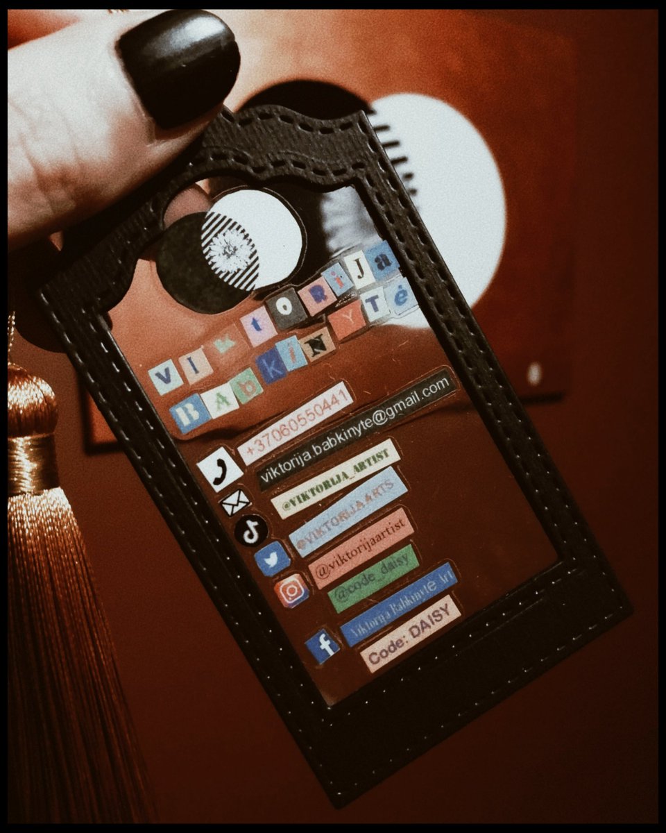 ViktorijaArts's tweet photo. A little bit different type of business card 😏🏷 Spent almost half a day making this one 😬😬
#ViktorijaArtist #code_DAISY #handmade #art #artist https://t.co/DJcv9jQjIm