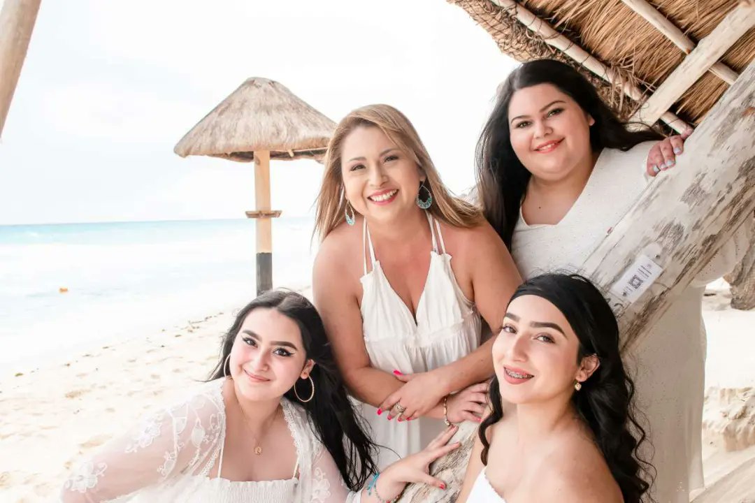 cancunstudios's tweet photo. Girls trip with Mom!  Book your photography session in Cancun while on vacation.  #cancunphotographer #cancun #cancunphotos #motherdaughter #girlsvacation https://t.co/IsbXopbE0b
