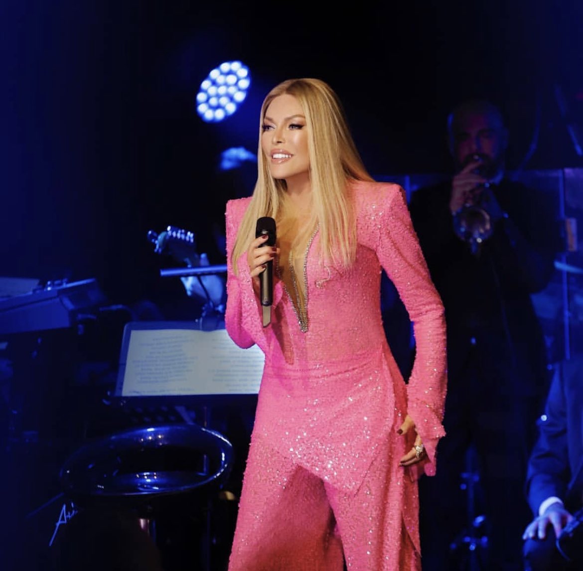 amatorsezarr's tweet image. Ajda'ya direkt Tanrı filtre uyguluyor...