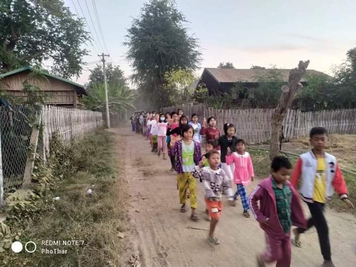 miN13700's tweet photo. The people of Yae Kyi Pin village in Yinmarbin township gathered on the evening of January 2 and continued their daily protest to oppose the military regime.
#SexualAssaultsToPoliticalPrisoners
#2022Jan2Coup
#WhatsHappeninglnMyanmar https://t.co/JBB5ETdjr6
