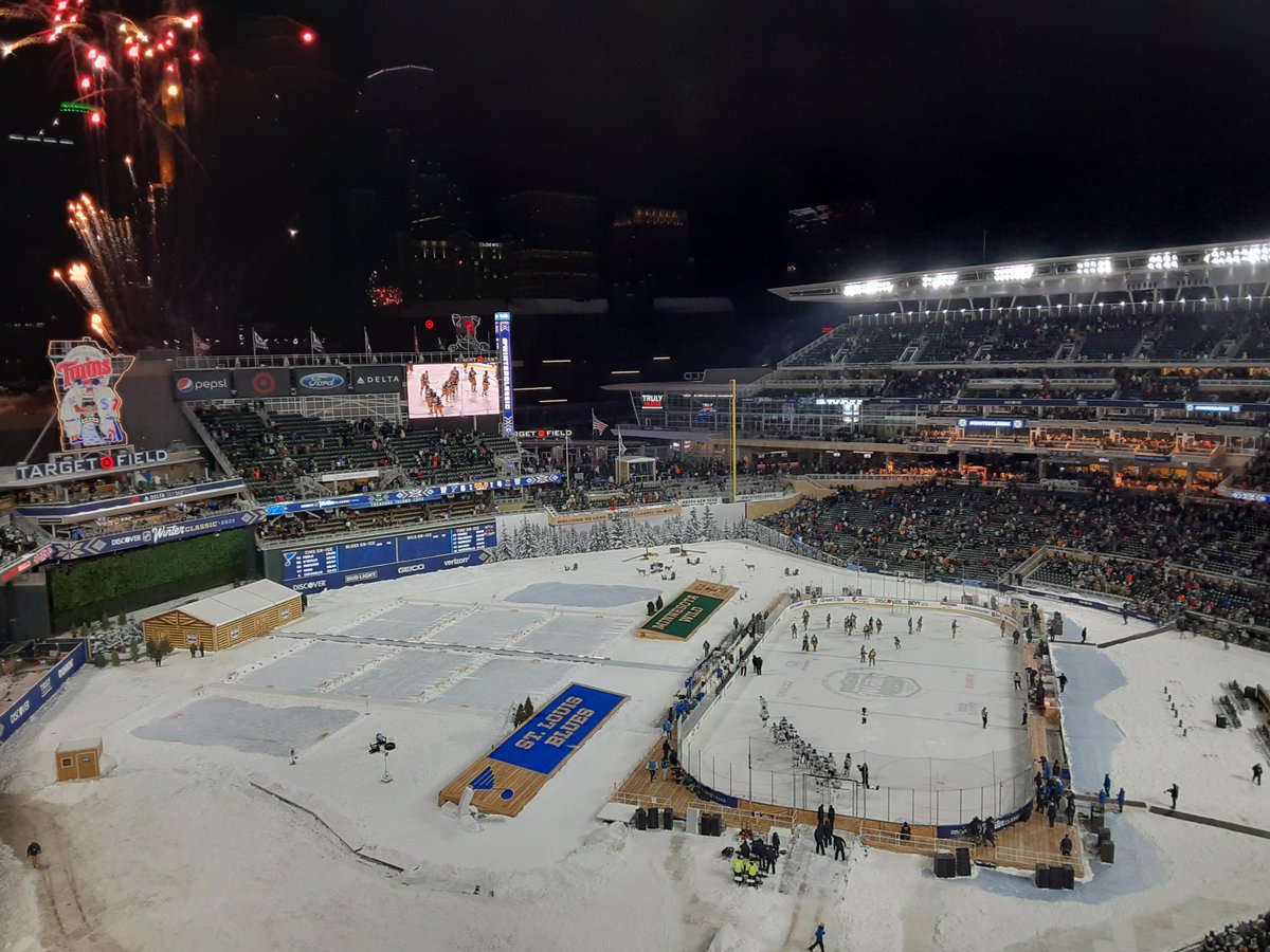 _BryceGray's tweet photo. This was fun, too. (I know Blues fans are serious, but was still impressed by the turnout. It looked like at least a third of the crowd was in Blues colors.)
#NoBadWeatherJustBadWardrobes
#CircleMeBert https://t.co/7bSGjvr0VD