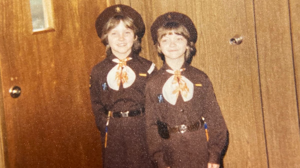 GGCNovaScotia's tweet photo. 📷Three generations, same uniform - Connie Andrews, Tanya Colbourne and Alicia Colbourne.
📷Jennifer Pierce (right) with her little sister.
📷Beth Spencer with her little sister, Tracy, "sneaking in."
📷Cookie Adviser Lorena Fortune and her sister.
#throwback https://t.co/CY5sATPVEE