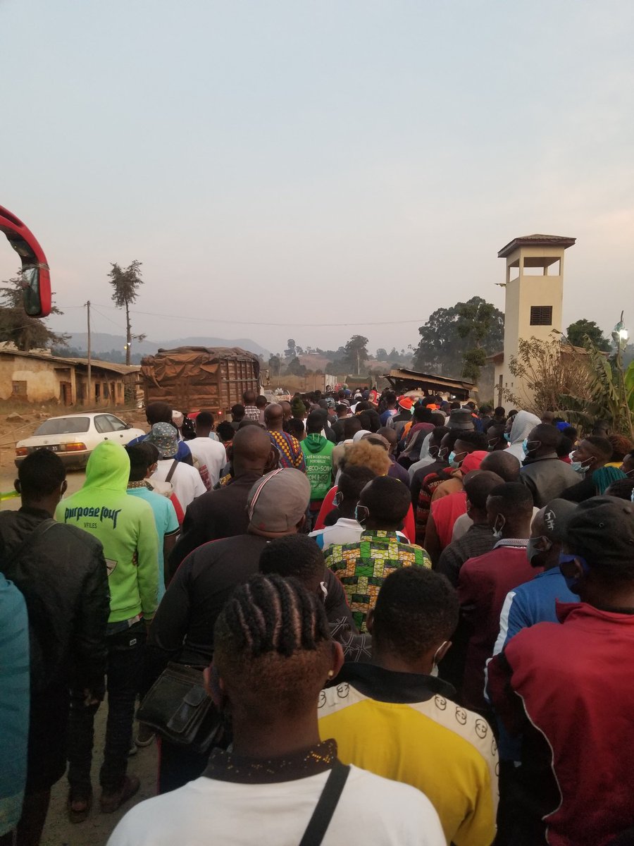 seleuhillary's tweet photo. This is what happens to your Anti Covid measures before you enter the North West Region.

1000s of people are asked to drop down from their buses and walk on dusty bad roads and Burning cold to get ID checked. 

Santa📍

#Fixtheroads
#EndMobileMoneyTax
#EndAnglophoneCrisis https://t.co/3AobEK0pRu