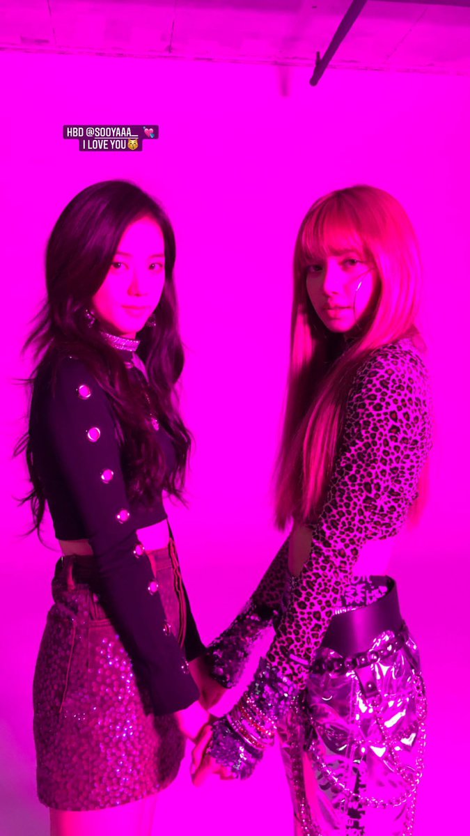 blackpinkbabo's tweet photo. Lisa IG update 💛 @Blackpink 

‘HBD @.sooyaaa__ 💘 I LOVE YOU 😽’

#LISA #리사 #OurPrideJISOOday #첫눈처럼_다가온_지수의_생일을_축하해 https://t.co/Dp2nWZiEu1