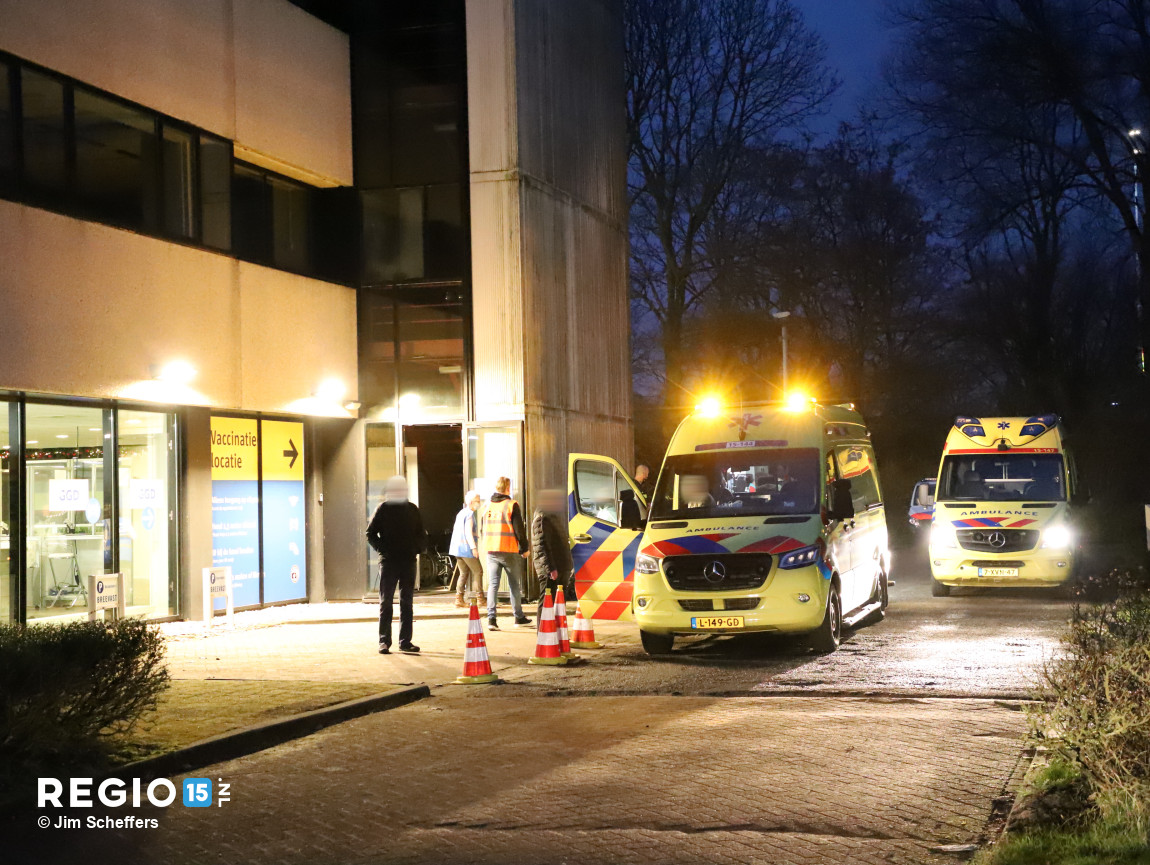 regio15's tweet photo. De inzet op de #Boerhaavelaan betrof een medische noodsituatie bij een prikpost van de GGD. De patiënt is met spoed vervoerd. De arts van het MMT rijdt mee. https://t.co/RWn63YHdSr