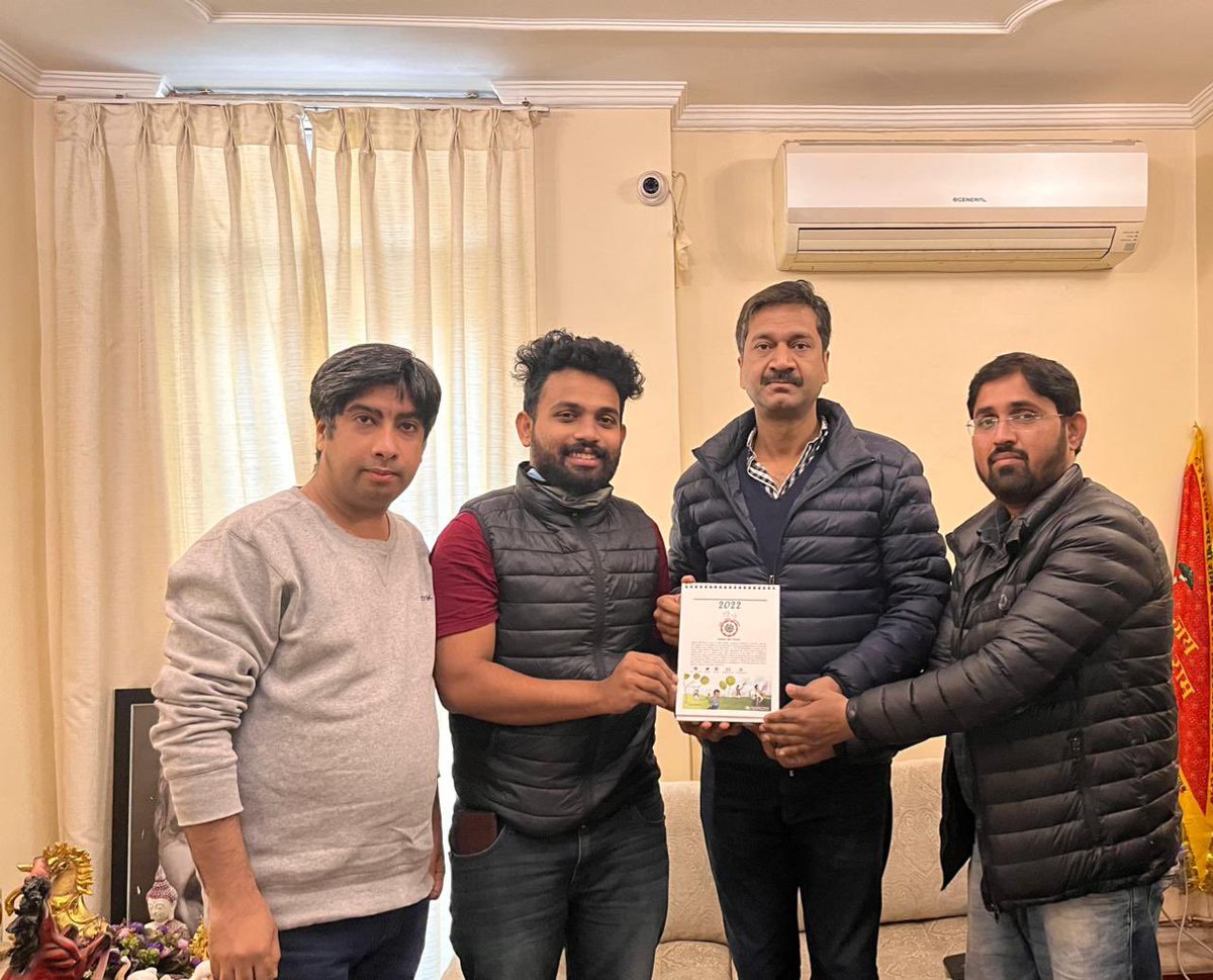 mudit_aggarwal's tweet photo. देश और दिल्ली की राजनीति को लेकर युवाओं से चाय पर मुलाक़ात और बेबाक़ बातचीत हुई।@INCDelhi @INCIndia https://t.co/a3n1TL9U55