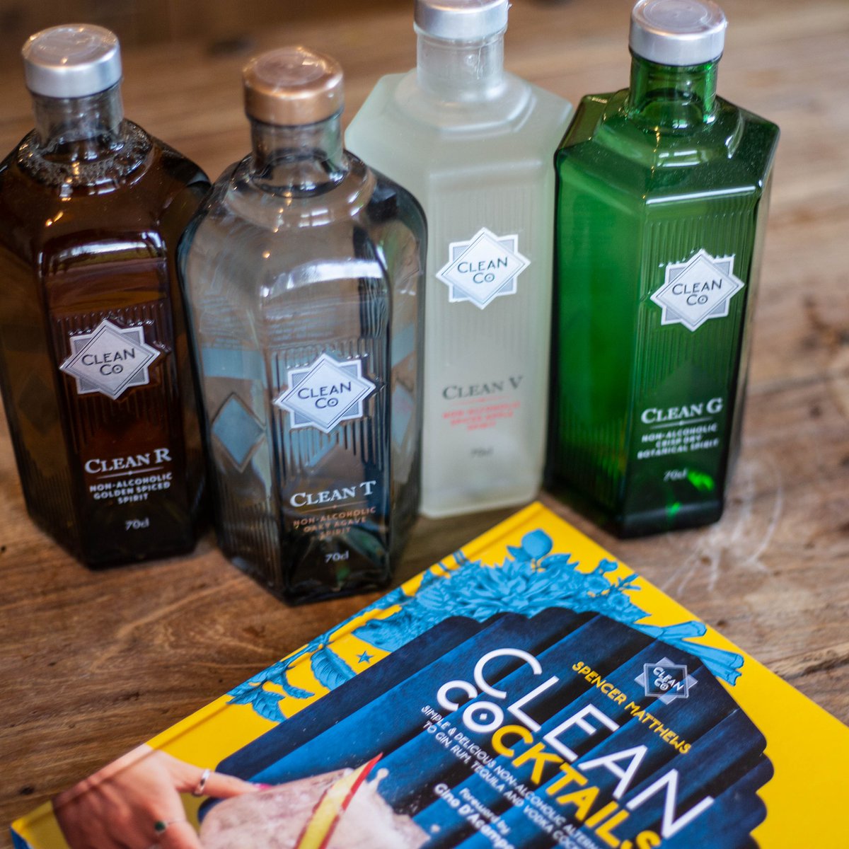 Dry January doesn’t have to be bland when you have the recipes of the most delectable non-alcoholic cocktails at your fingertips🍸🍹📖