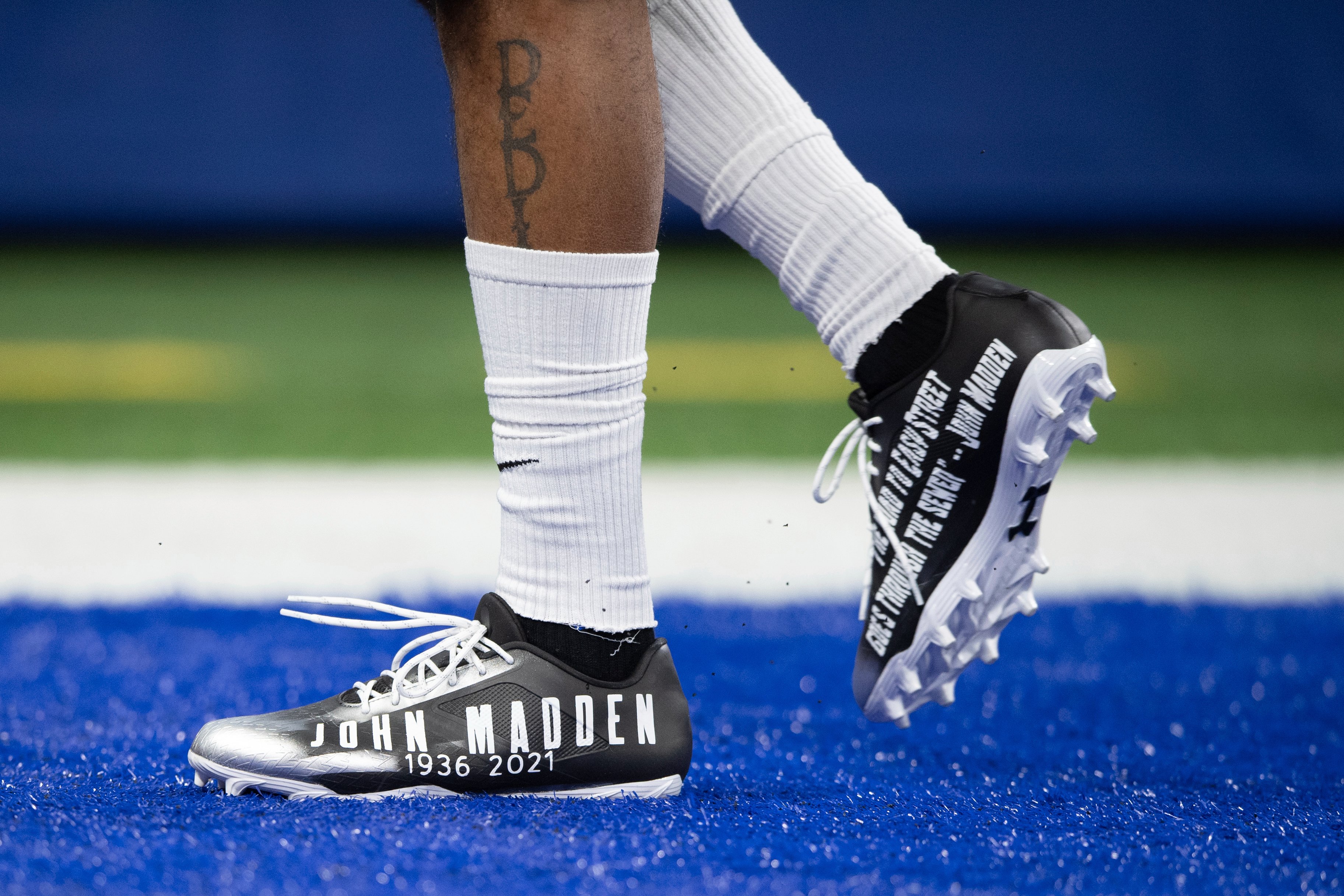 bang sædvanligt Phobia NFL on X: ".@stefondiggs &amp; @DeSeanJackson10 are honoring John Madden  with their cleats today. 🙏🕊️ https://t.co/uc6Ba8o4mg" / X