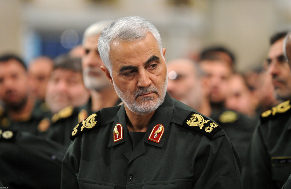 آسمانی شد و با عشق به معبود رسید

لحظه‌ها طی شد و هنگامه موعود رسید

یک نفر مرد که در رزم تکاور شده بود

خبر پر زدنش وای چقدر زود رسید

شهادت سردار قاسم سلیمانی تسلیت باد
#Hero
#سردار_دل‌ها