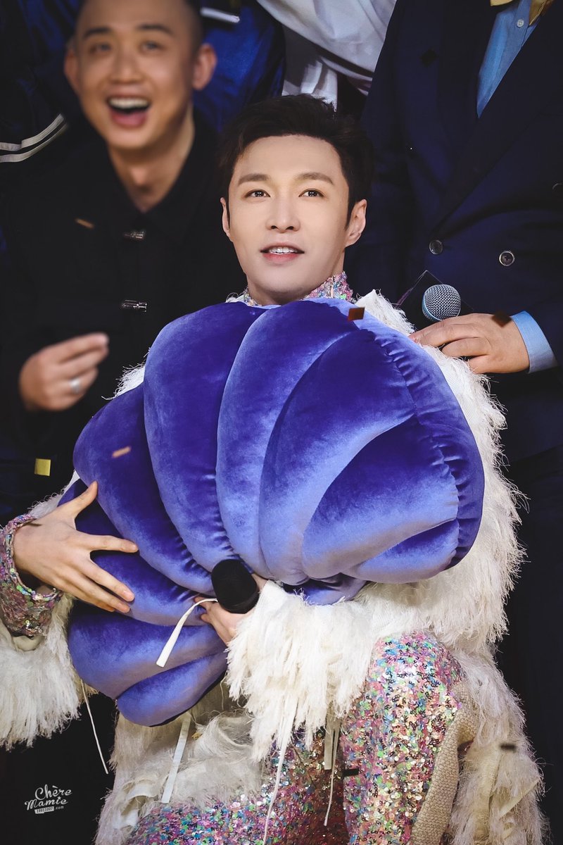 yixing pics tweet media