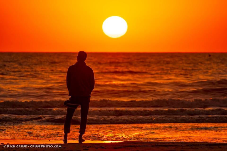CrusePhoto's tweet image. A man watches the #FirstSunset of 2022! #cawx #sandiegowx #StormHour #ThePhotoHour #visitsd @VisitOceanside @visitsandiego @VisitCA @NikonUSA #sunset