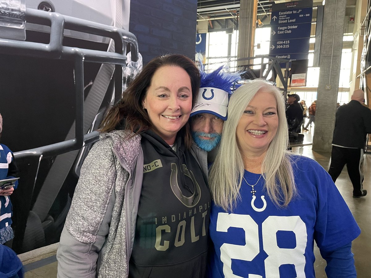 tammy_42141's tweet photo. The #BossOfMe with @RickStevens63 #FriendsWhoBecameFamily
#LVvsIND https://t.co/3IcFL8fF0L