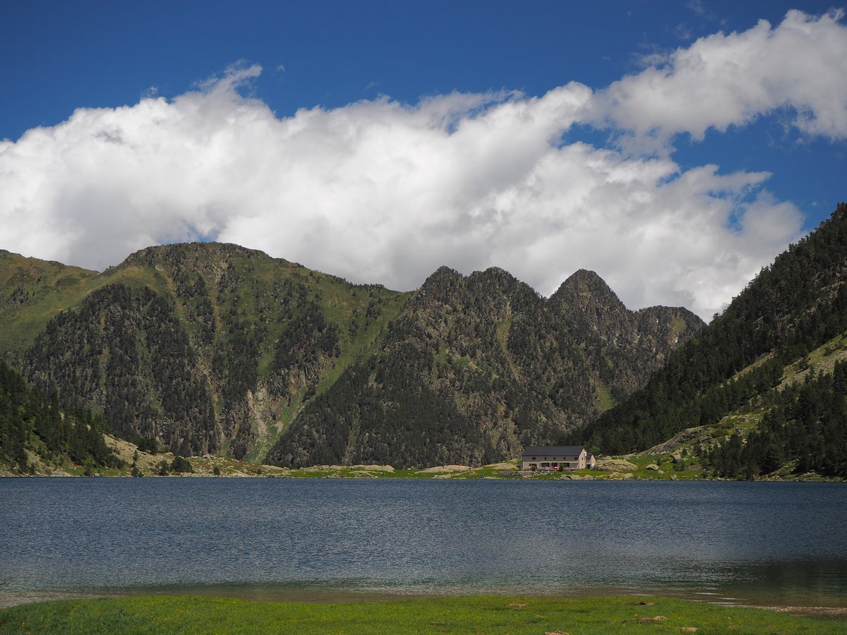 occitaniatours2's tweet photo. El lac de Gaube, en el lado norte de los Pirineos, fascina a mucha gente, pero sobre todo a los japoneses. 😃 https://t.co/rDhRb2Dxeh