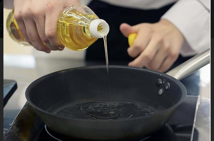 Прокалить сковороду с солью. Разбрызгивает масло на сковороду. Что делать чтобы масло не брызгало. Что делать чтобы масло не брызгало. Растительное масло на сковороде.
