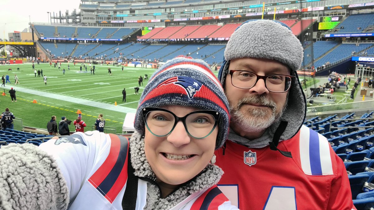 WHOO HOO!!!  FIRST IN PERSON GAME ... finally!!  Go Pats!  #doyourjob <a href="/GilletteStadium/">Gillette Stadium</a> <a href="/Patriots/">New England Patriots</a>
