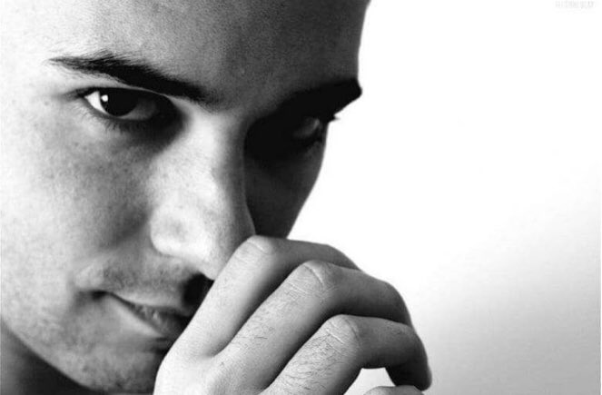 الْوُدُّ لا يَخْفَى وإِنْ أَخْفَيْتهُ 
والبُغْضُ تُبْدِيهِ لَكَ الْعَيْنَانِ

 - زهير بن أبي سُلمى