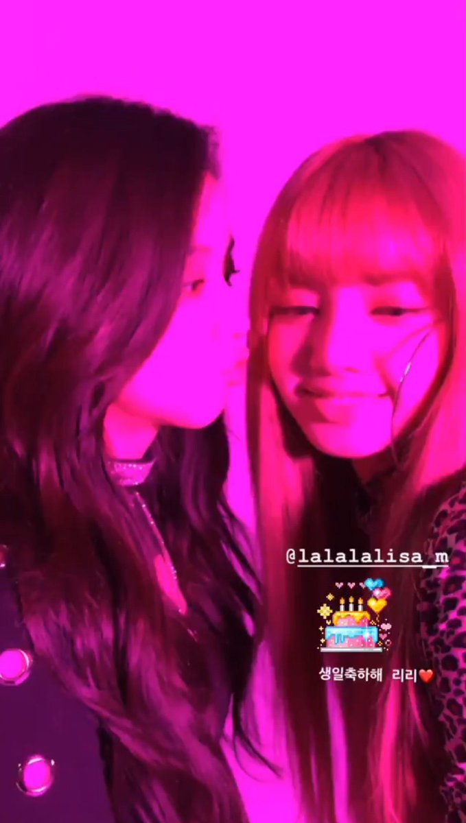 BPINKLATINO's tweet photo. Jisoo y Lisa usaron fotos a juegos para felicitarse por su cumpleaños,la misma foto,diferentes poses y mismo día 😭💕 se están completando. 

HAPPY BIRTHDAY JISOO 
#OurPrideJISOOday
#첫눈처럼_다가온_지수의_생일을_축하해
@BLACKPINK https://t.co/brbWFSPqtj