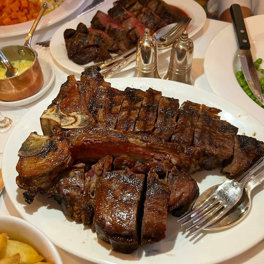 hotdinners's tweet photo. We sent 2021 off to bed with an epic steak feast @guineagrill on New Years Eve. From the perfect 🍸 to start to the wonderful service, dinner here was a joy from start to finish. This was their porterhouse, swipe to see the chateaubriand 🥩❤️ 
#londonf… https://t.co/8nsKSg8hBb https://t.co/C1LLkhlKZV
